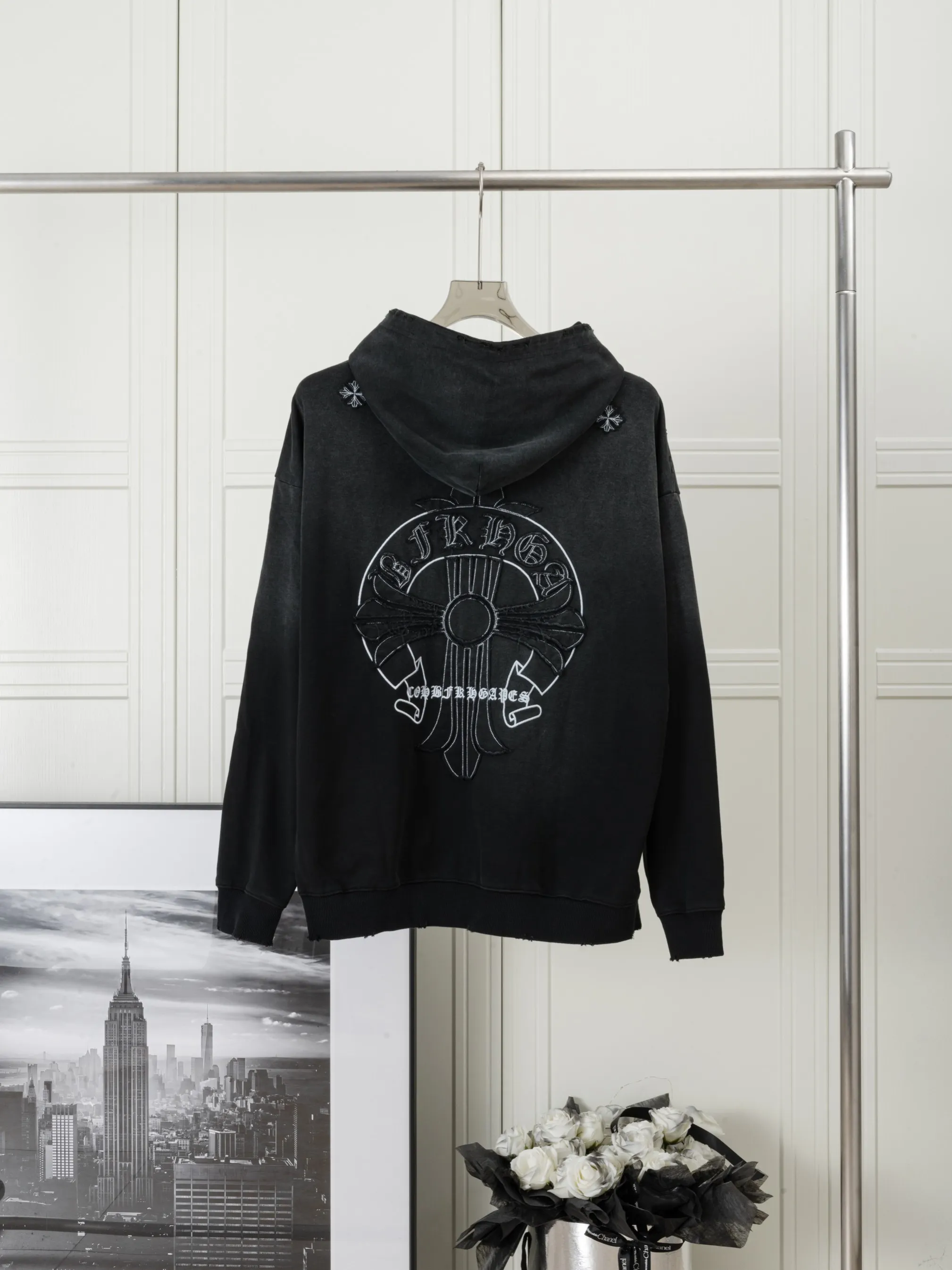 P320 𝗖𝗵𝗿𝗼𝗺𝗲 𝗛𝗲𝗮𝗿𝘁𝘀/Cro Heart 2025 Cross Patch Embroidery Summer New Original Single Counter American Acid Washed Distressed Laser Burnt Patch Embroidery Couple Casual Hooded Sweatshirt Customized fabric 440g tripe terry fabric! American acid-washed and distressed original fabric laser burnt ✟appliqué embroidery and exquisite embroidery of letters! The best-selling model at the counter. It is very comfortable to wear. It is low-key yet luxurious. It is very classy when worn. The large size and tailoring are needless to say. The upper body is exquisite and vivid. 👍High-end first-class materials. A truly palace-level product. The cotton from Turkey is of outstanding quality. After heavy washing, the clothes are very soft! Not picky, the upper body is absolutely stylish and extremely luxurious. Auxiliary materials: The original model has been authenticated and labeled ➕100% silk washed with water label. Genuine purchase-grade original hangtag➕matching hanging rope➕3D hanging beads➕original packaging bag. Craftsmanship: The original version has consistent wiring! The highest version of the armhole matching technique! Countless times of pattern making to 100% restore the original appearance! The correct version is the same for men and women, super eye-catching, super good-looking, and super atmospheric! Color: white, washed black, washed blue Size: XS-L